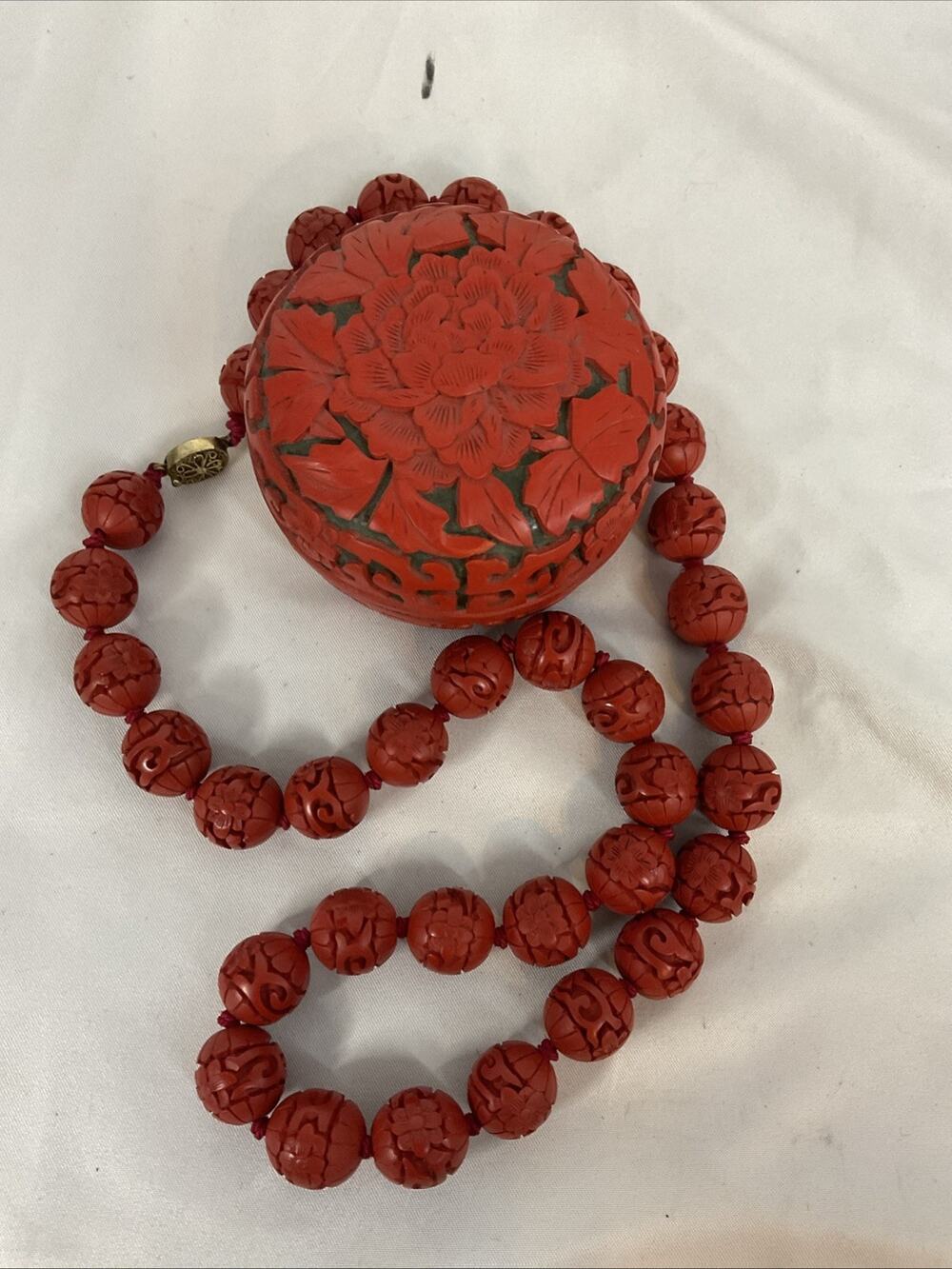 VTG VINTAGE CHINESE HAND CARVED CINNABAR 12 IN NECKLACE & BOX